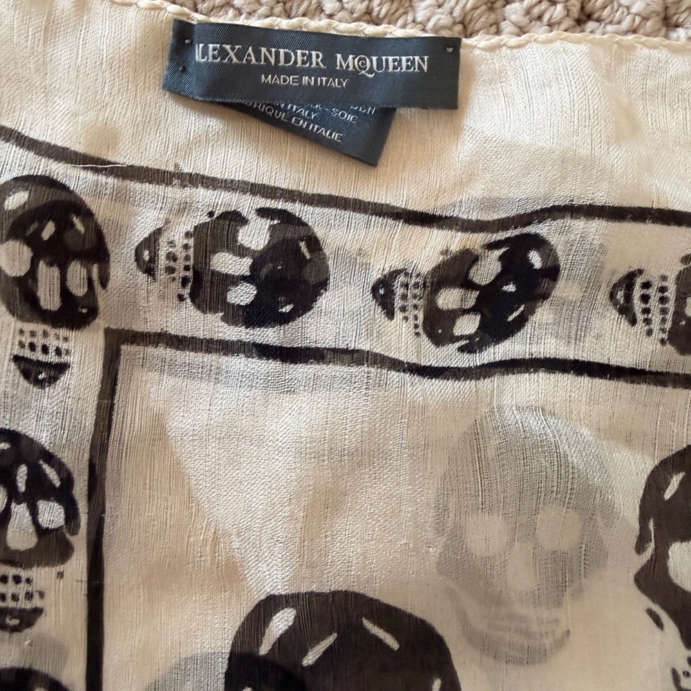 Alexander McQueen Black and Cream Skull Scarf - Picture 2 of 3